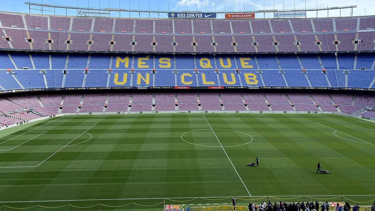 Noul stadion al Barcelonei, reconstruit de muncitori români/Ce salarii se dau pe șantierul arenei CAMP NOU