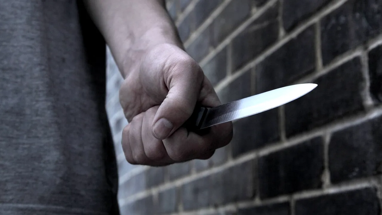 Tânăr de 16 ani, ÎNJUNGHIAT într-un bar din Alba în timp ce încerca să-și apere tatăl. „Cuțitarul”, un tânăr de 19, arestat