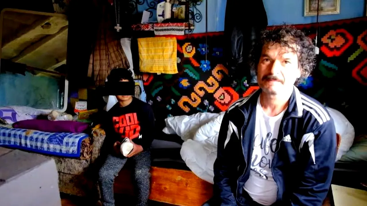 Rafael învață să scrie la lumânare, pentru că nu are curent electric. Tatăl lui este bolnav și a rămas văduv cu patru copii