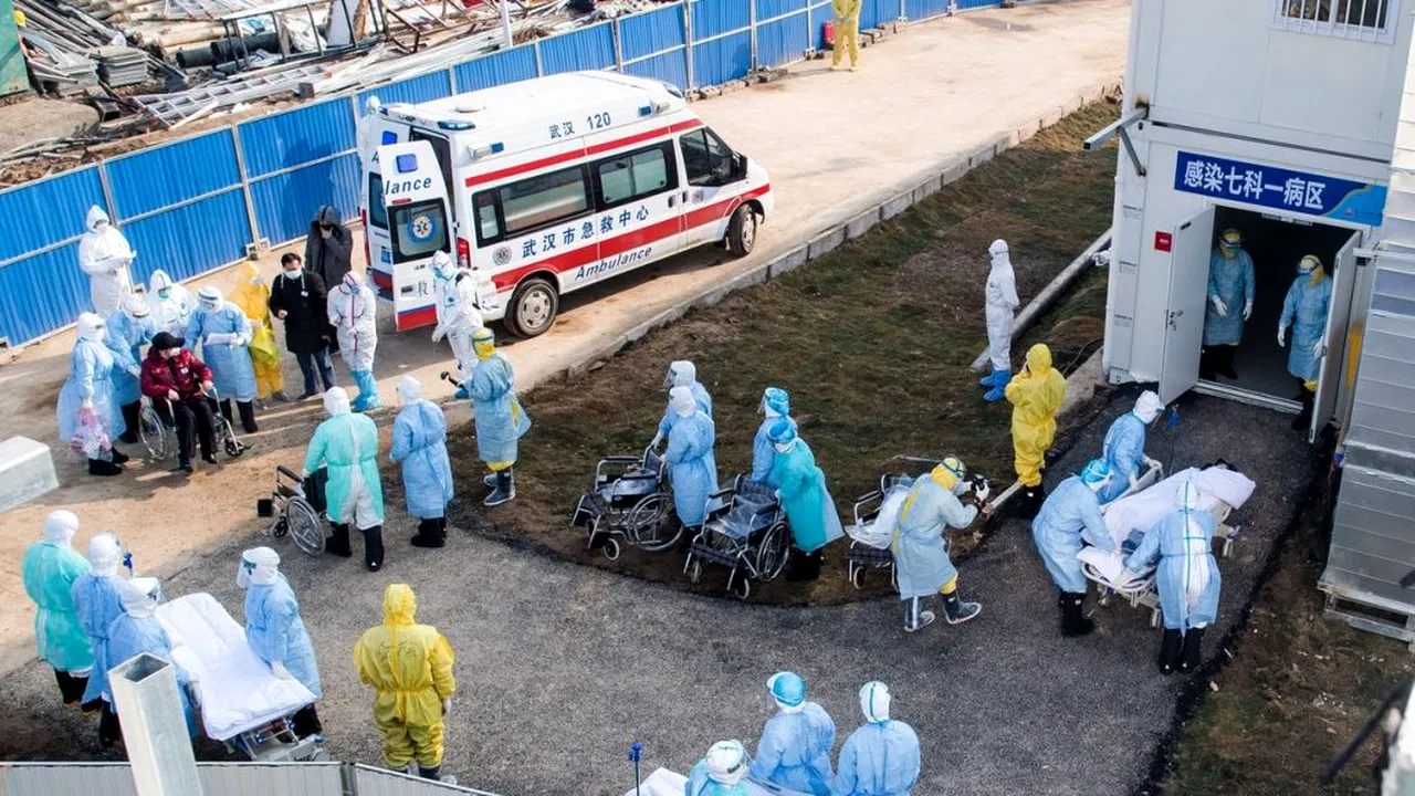Noi imagini cu spitalul din Wuhan. Zeci de pacienți cu coronavirus, internați în a doua zi de la inaugurare - FOTO