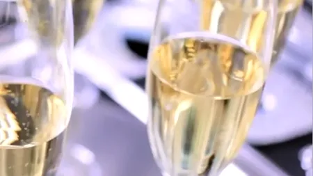 La club sau la restaurant: unde fac românii Revelionul și cât costă biletele