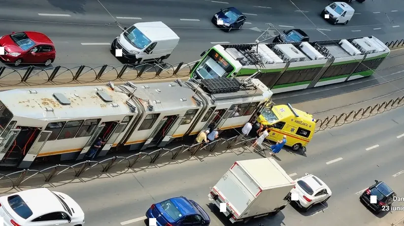 Un tramvai s-a lovit frontal de o ambulanță pe „Ștefan cel Mare”