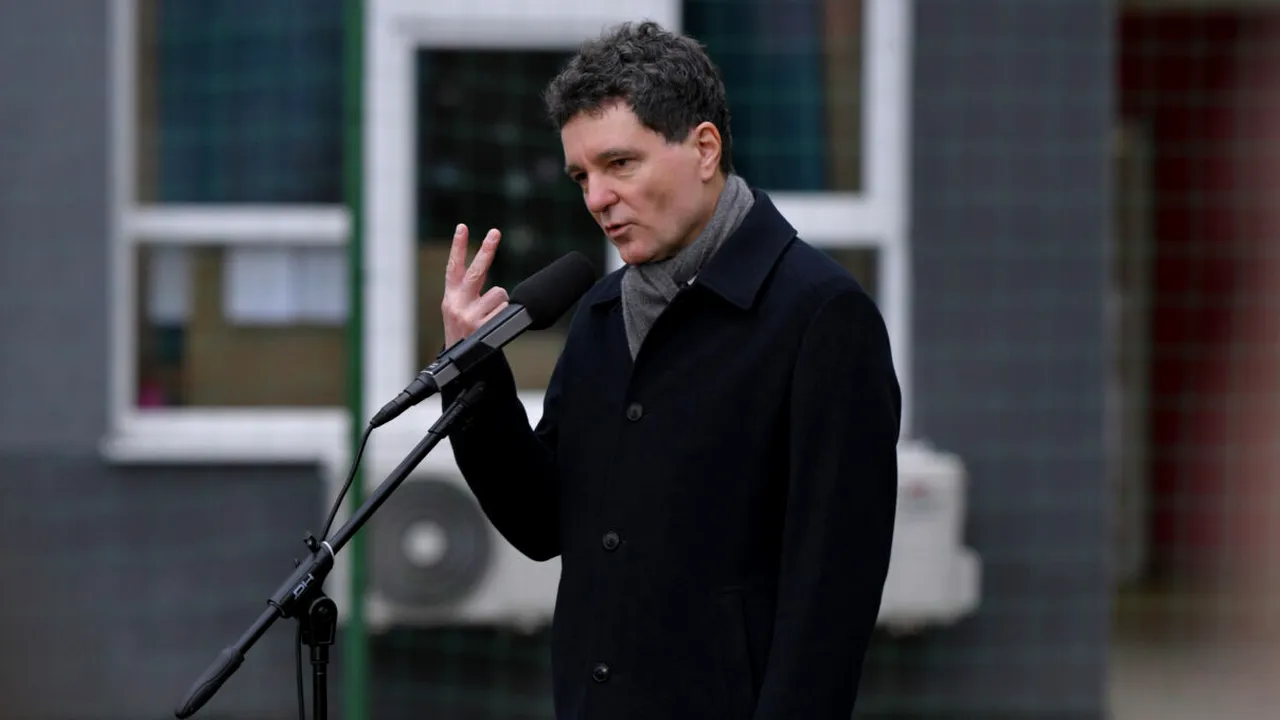 Doru Bușcu semnează un text devastator, adresat președintelui: Ce te legeni, Nicule? / De ce nu m-aș legăna, dacă asta-i firea mea? Dau din umeri, mă înclin, deschid palmele puțin. Mișc din cap, râd fără rost. Fac ce-ar face orice prost, dacă mâine-ar fi votat să vă fie șef de stat