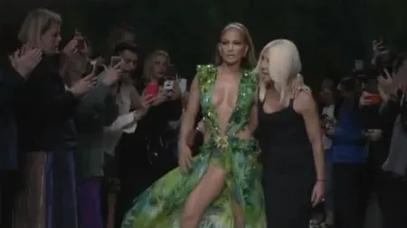 Jennifer Lopez a fost vedeta defilării Versace. Cum arată cântăreața la 50 de ani - VIDEO
