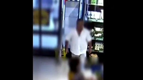 VIDEO | Cum au fost prinși doi hoți din București care furau cu sacoșa dintr-un Lidl din Pitești