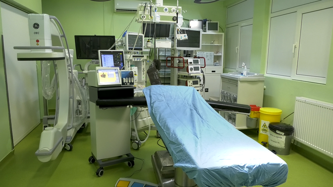 Blocul operator din cadrul chirurgiei generale este dotat cu aparatură modernă și echipamente medicale performante