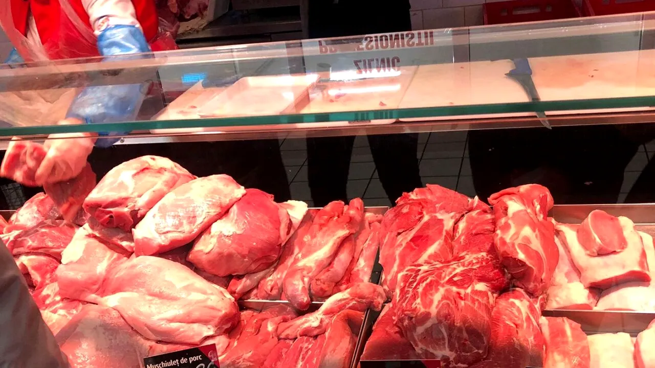 Am făcut comparația! Câți lei costă 1 kg de ceafă de porc în Carrefour, Cora și Mega Image. Unde e mai ieftin