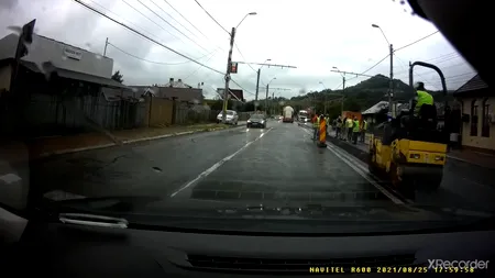 Muncitorii din Piatra Neamț, surprinși în timp ce asfaltează pe ploaie (VIDEO)