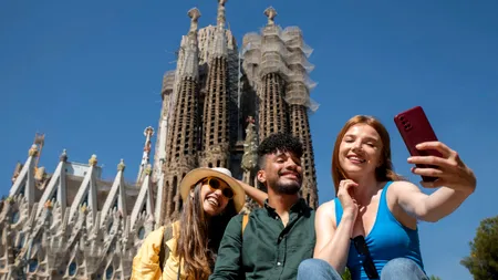 Bazilica Sagrada Familia a devenit cea mai înaltă biserică din lume. Ultima piesă a turnului central, montată la 144 de ani de la începutul lucrărilor