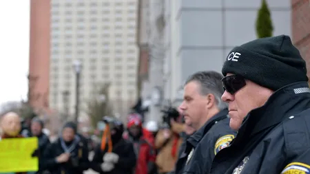 Stare de urgență în orașul Ferguson, înaintea deciziei în cazul tânărului de culoare împușcat de poliție