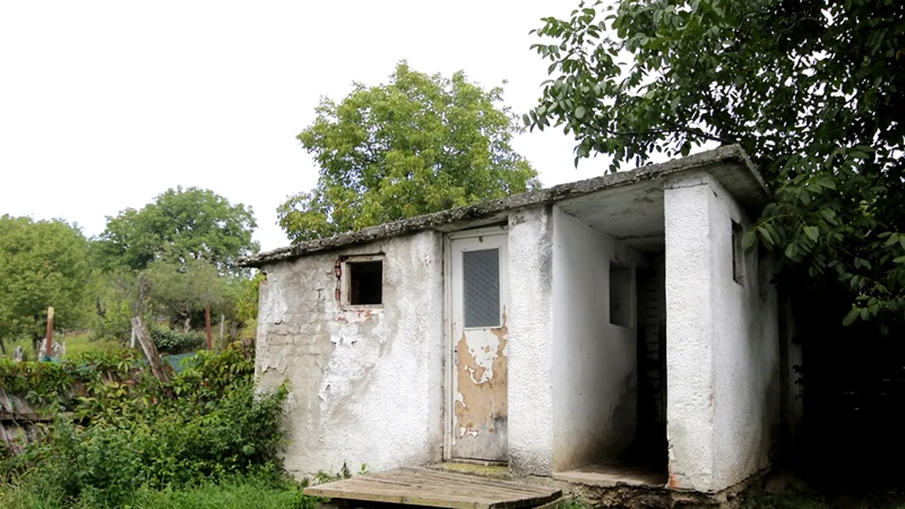 Caz revoltător în Botoșani: O tânără de 20 de ani și-ar fi aruncat nou-născutul în toaletă. Polițiștii au găsit urme de violență pe trupul bebelușului