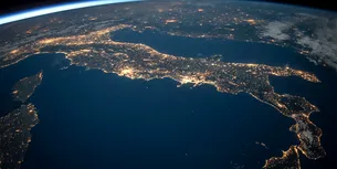 Un ”călător în timp” spune că trăiește în VIITOR, unde nu există oameni: „Am stat 11 zile în Paris de unul singur”