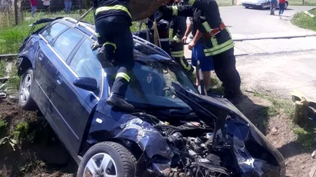 ACCIDENT FEROVIAR. Un tren din Suceava a izbit un autoturism