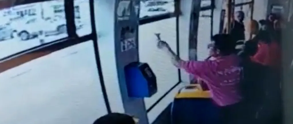 VIDEO: Un pasager a spart geamul unui tramvai ca să își facă „aer condiționat” / Incidentul a fost filmat