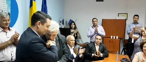Moment jenant: Un consilier i-a sărutat mâna noului președinte al CJ Prahova 