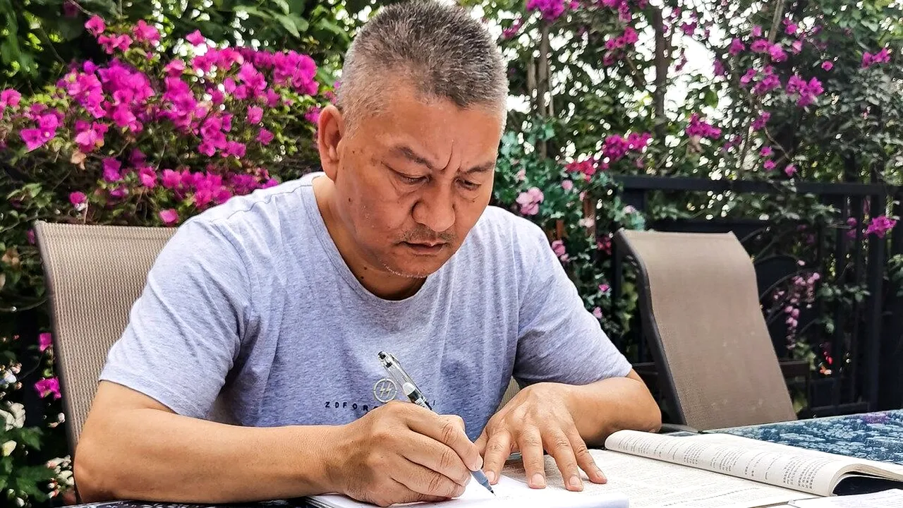 Un milionar chinez a RATAT examenul de bacalaureat pentru a 27-a oară