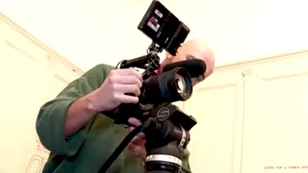 Românii sunt mari consumatori de PODCASTURI. Le ascultă în mașină, pe stradă sau acasă, iar preferințele sunt diverse