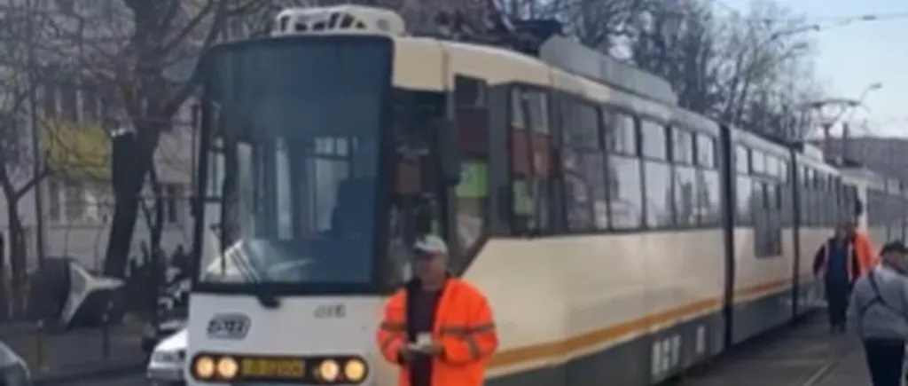 VIDEO | O vatmaniță și o șoferiță s-au luat la bătaie în Capitală. Scene violente pe linia de tramvai
