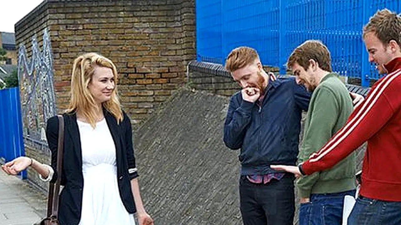 FOTO: Reacția acestor bărbați când au văzut cum arată tânăra de la brâu în jos