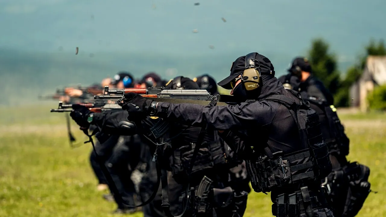 EXCLUSIV | Oficiali ai Ambasadei SUA, la un pas să fie împușcați, la Balotești, de un bețiv deghizat în pădurar. Bărbatul a tras toată muniția