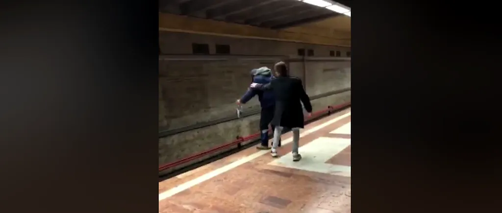 Un tânăr A OPRIT în ultimul moment un bărbat care voia SĂ SE ARUNCE în fața metroului