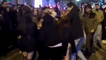 Bătaie cu pumni și picioare între fete, de Halloween, la Cluj. Fetele erau amețite bine de alcool