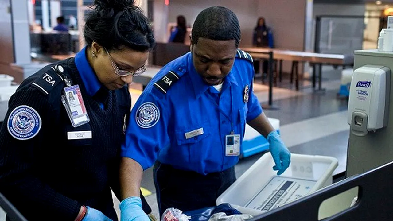Român arestat pe aeroportul din Miami. După ce i-au controlat bagajele, au chemat geniștii