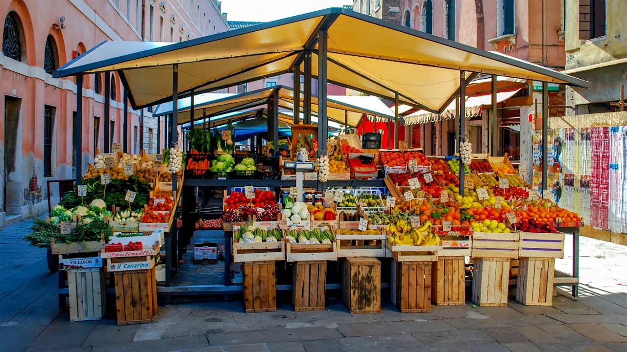 Alimentul al cărui preț s-a dublat în octombrie 2022. E mâncarea preferată a românilor!