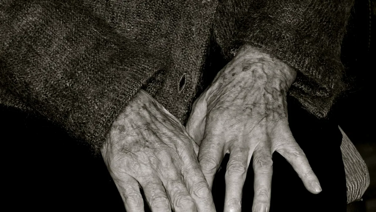 Pensie de 15 lei pe lună pentru o văduvă din Apuseni. Tanti Fica are 76 de ani și la casa ei se poate ajunge doar cu jeep-ul
