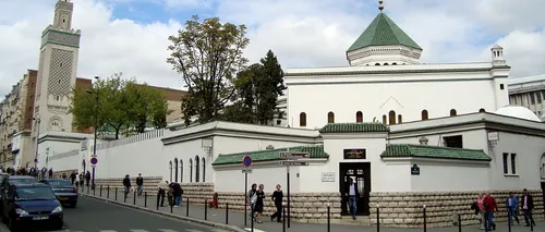 Vizită-surpriză la Marea Moschee din Paris, cu ocazia comemorării victimelor din 2015