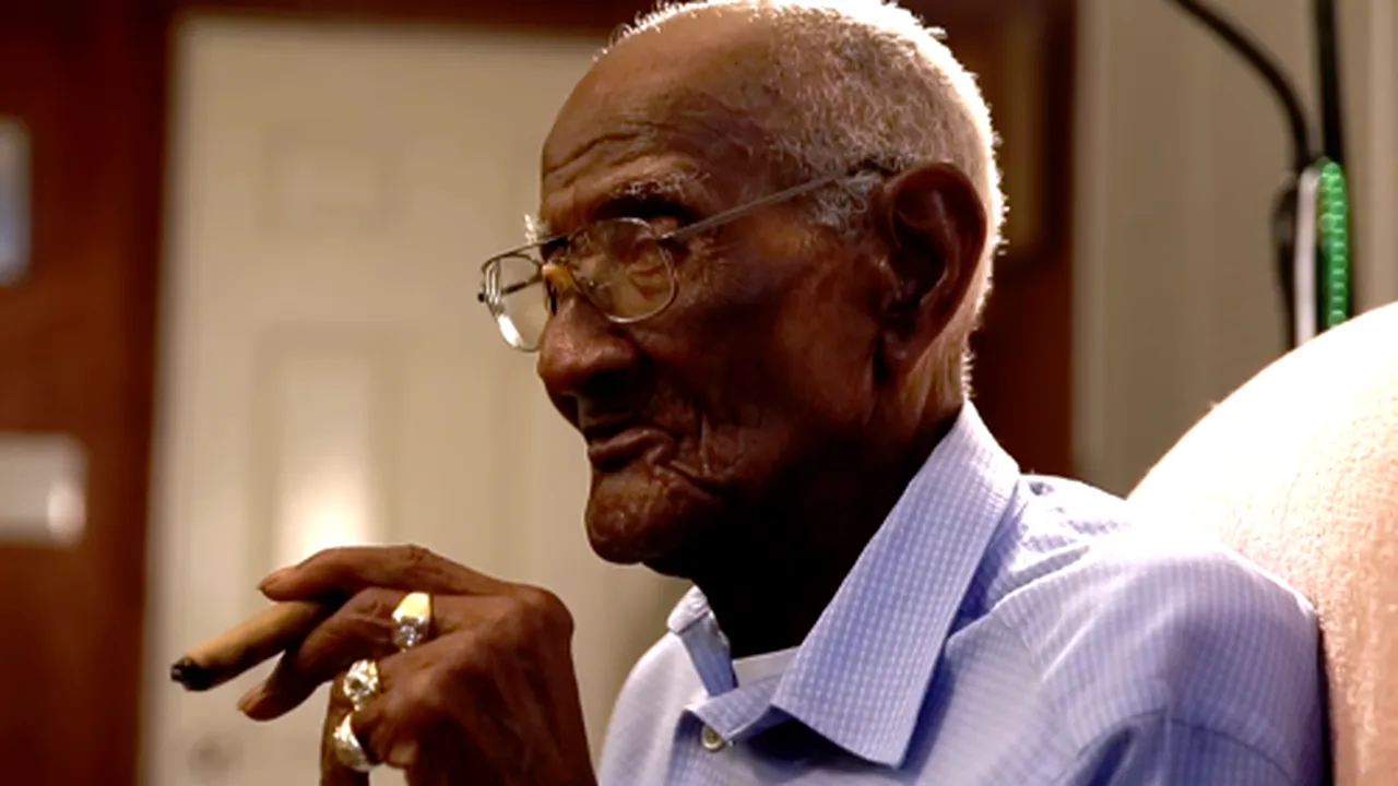 Sfaturi de la CENTENARI pentru a trăi 100 DE ANI: Multe FEMEI, 30 de ȚIGĂRI pe zi sau 4 pahare de WHISKEY zilnic