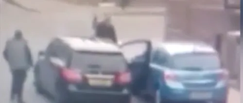 Doi bărbați s-au bătut pe străzile Londrei cu o macetă și o bâtă VIDEO