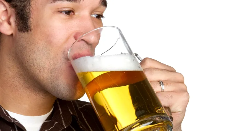 Veste proastă pentru băutorii de bere. Medicii recomandă apa și limonada în zilele de caniculă