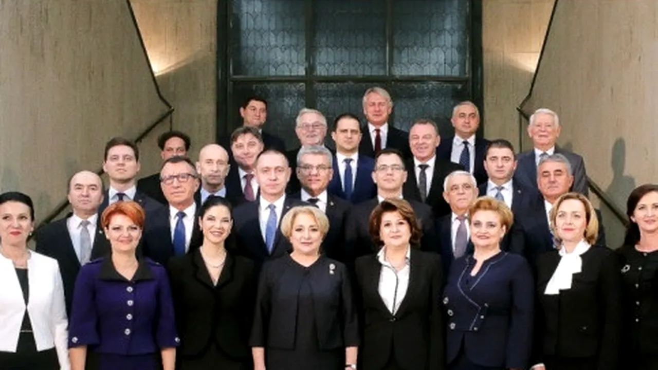 Detaliul lipsă din fotografia de grup a Guvernului Dăncilă care a scos sute de oameni în stradă