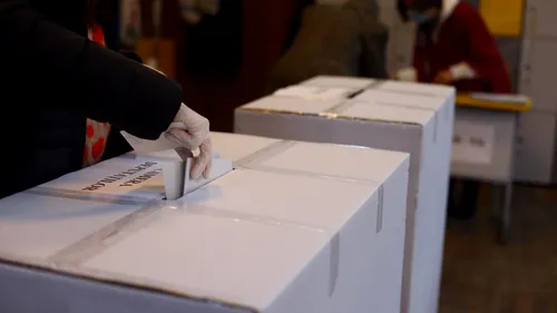 ALEGERI PARLAMENTARE 2020. Un bărbat din Vâlcea a făcut scandal, pentru că nu a fost lăsat să voteze fără mască de protecție