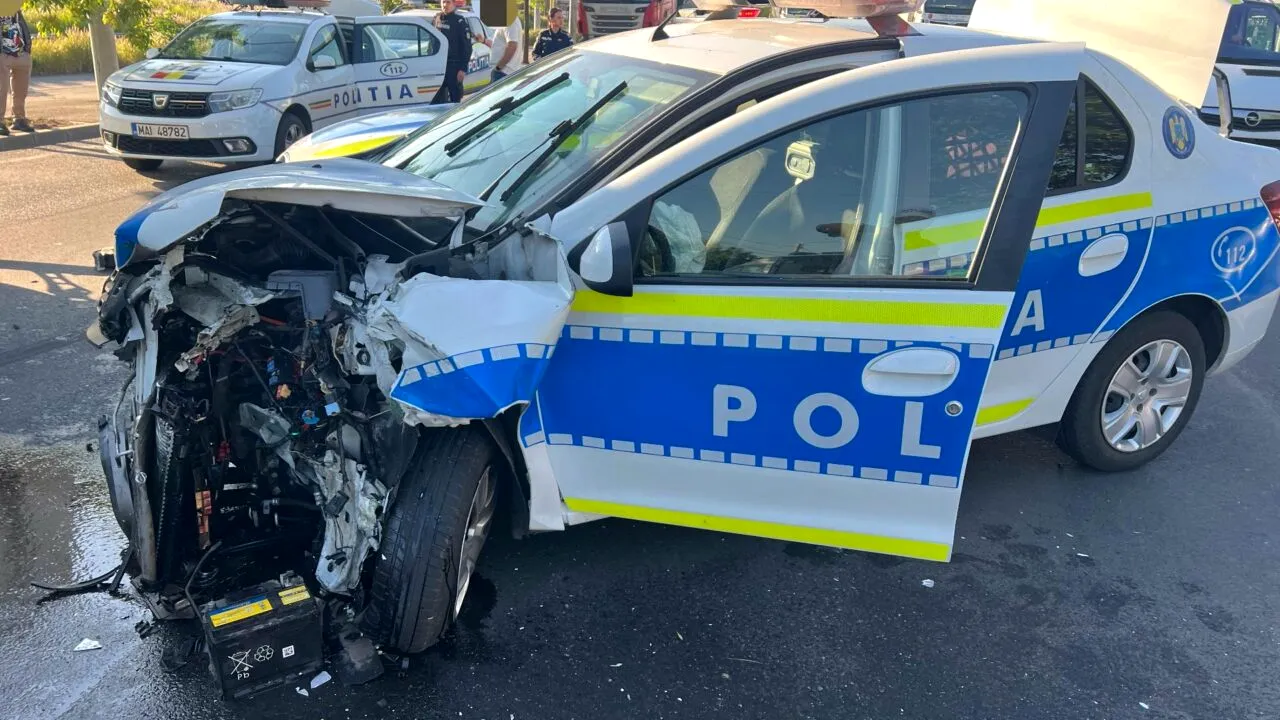 Urmărire pe străzile din Craiova: un polițist a fost rănit, după ce un șofer a izbit autospeciala de poliție