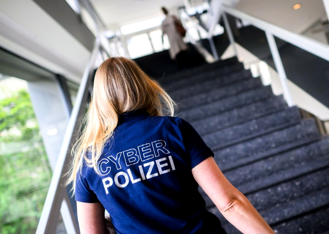 În Hanovra, Germania, există echipaje de poliție cu tricouri inscripționate cu 