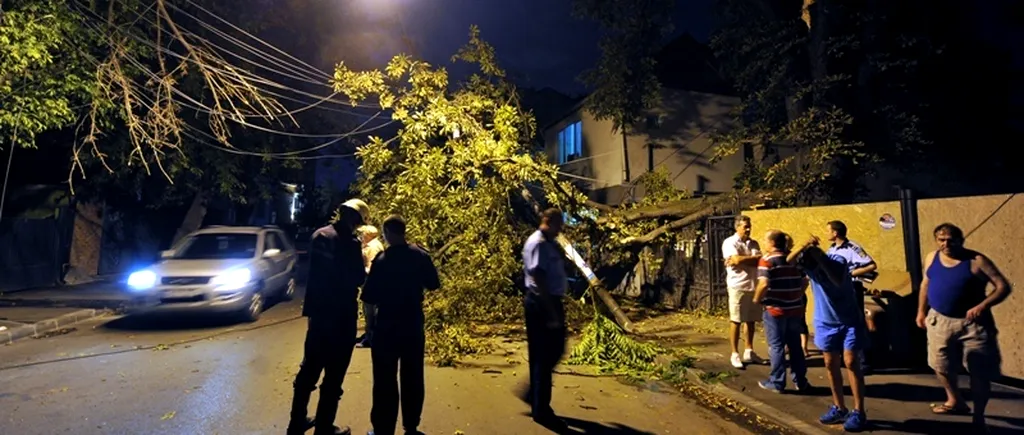 FURTUNĂ ÎN BUCUREȘTI. Un bărbat a fost rănit grav de un panou care a căzut din cauza vântului