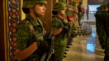 US Army, în pas cu vremurile. Soldații, liber la cercei, codițe împletite și păr prins în coadă!