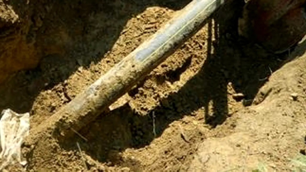 IMAGINILE INCONȘTIENȚEI CRIMINALE: mai mulți bărbați din Brăila taie o țeavă de gaz în funcțiune. Urmarea?