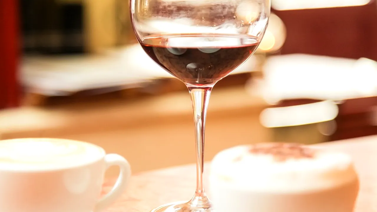 La ce ajută organismul vinul și cafeaua