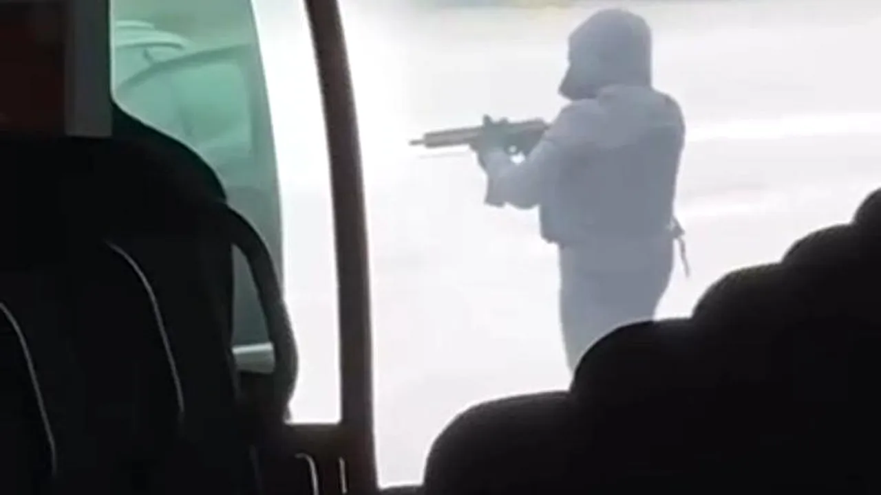 EVADARE ca în filme în Franța. Doi polițiști au murit după ce convoiul în care se aflau a fost atacat pe o autostradă (VIDEO)