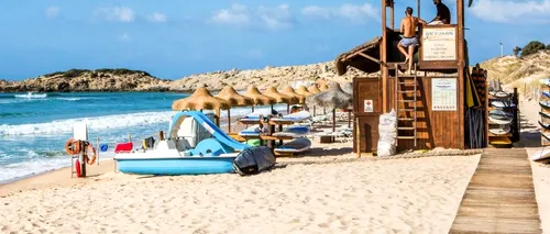 Doi turiști au furat 40 de kilograme de nisip de pe o plajă și acum riscă șase ani de închisoare