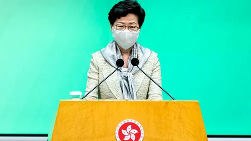 Șefa Guvernului din Hong Kong își ține banii „la saltea”. De ce nu poate să își facă un cont în bancă