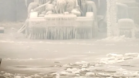 GALERIE FOTO: Cum s-a transformat o clădire în flăcări într-un adevărat cub de gheață. PLUS: Ce s-a întâmplat cu această mașină