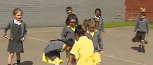 Momentul emoționant în care o fetiță cu piciorul amputat ajunge din nou la școală. VIDEO