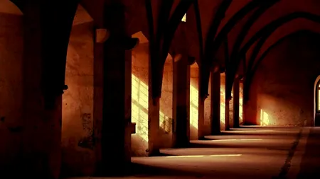 Un călugăr infectat cu Covid a fugit din spital! Pacientul a spart geamurile de la salon