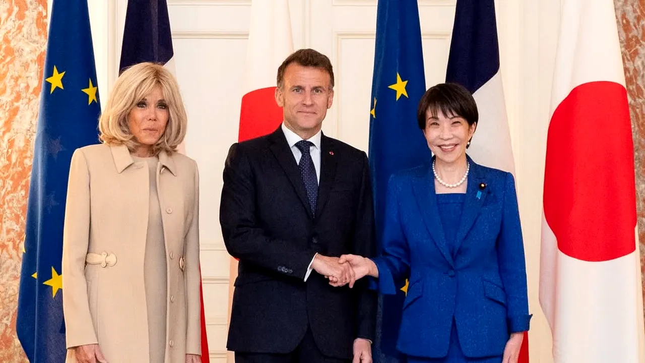 Premierul Japoniei l-a primit pe Macron în Tokyo. Gestul emblematic din desene animate pe care l-au făcut cei doi a surprins publicul