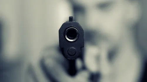 Tânăr de 19 ani din Constanța, arestat după ce a tras cu pistolul asupra unui bărbat. Cei doi se certaseră într-un magazin, pe marginea distanțării fizice