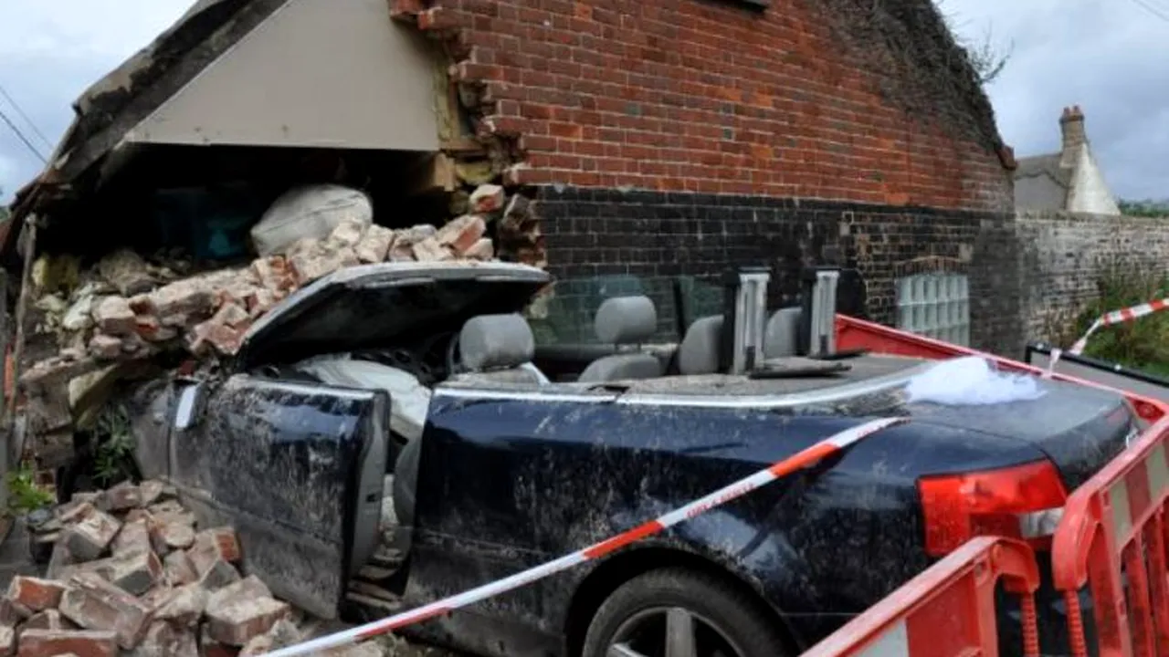 Supraviețuire miraculoasă, după ce un bolid a intrat cu totul în camera în care dormea